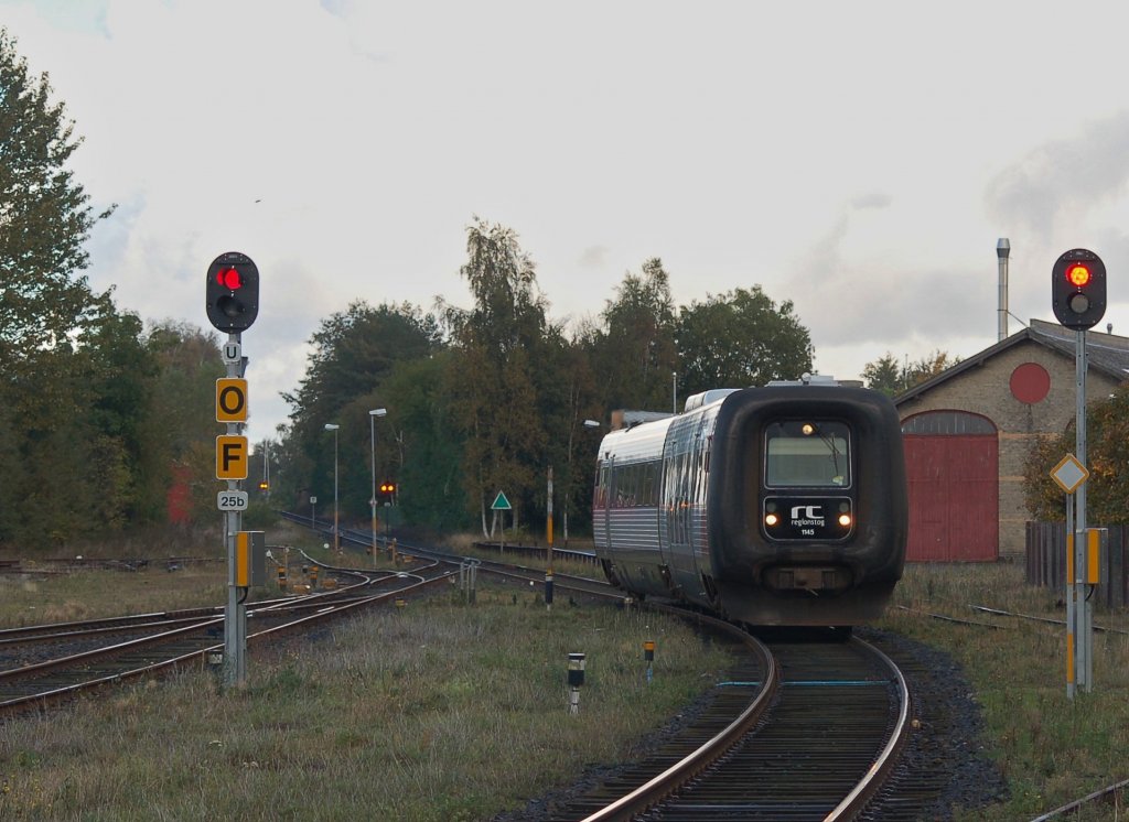 Regionstog 1145 als Regionalzug, Nykbing(F) - Nakskov, bei der Einfahrt in den Bahnhof von Maribo. 11.10.2012