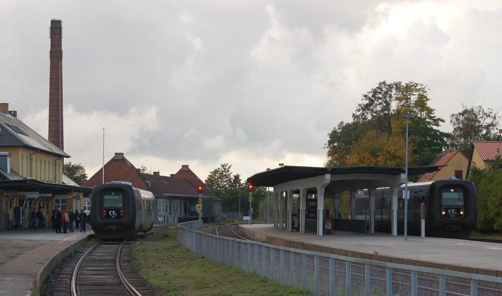 Regionstog 1145 (li) als Regionalzug, Nykbing(F) - Nakskov & 1046 (re) als Regionalzug, Nakskov - Nykbing(F) im Kreuzungsbahnhof Maribo. 11.10.2012