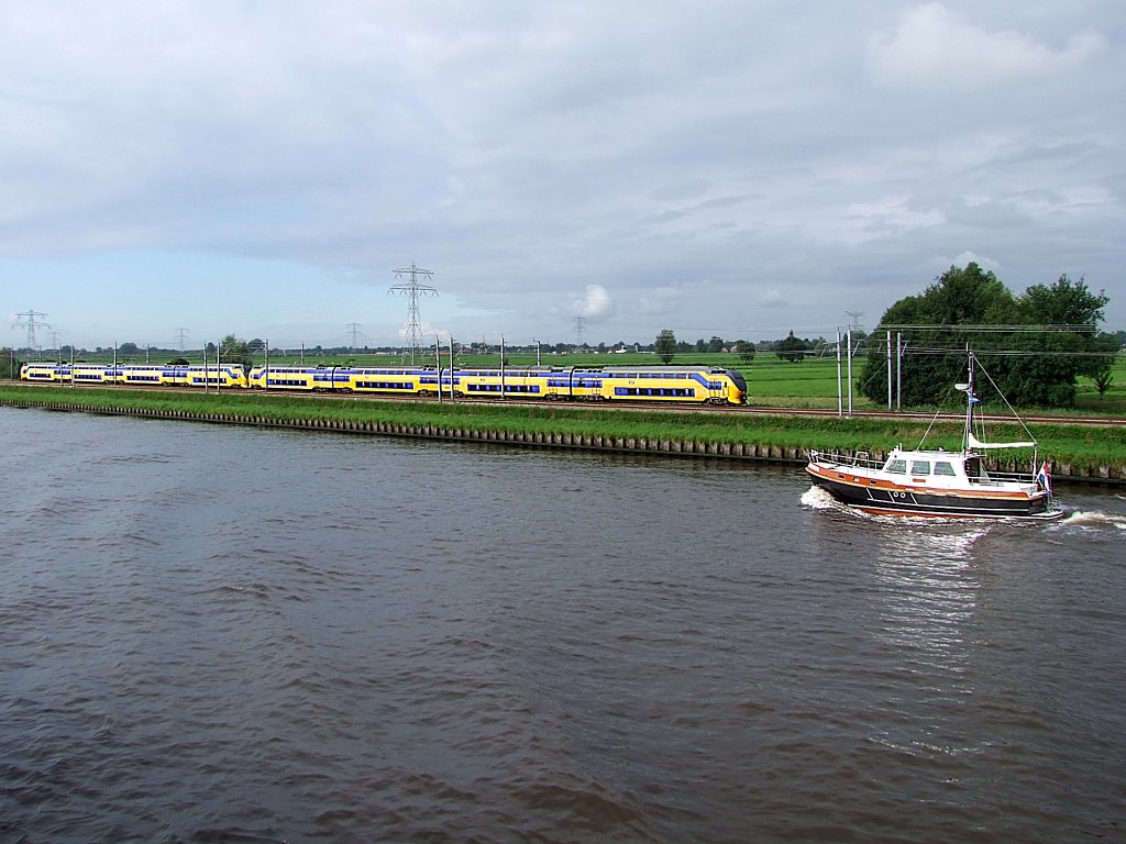 Regiorunner-Doppelgarnitur fhrt im Bereich des Amsterdam-Rijnkanaal Richtung Utrecht;100903
