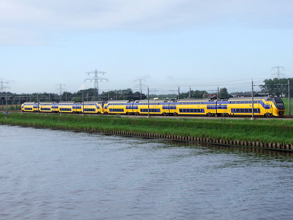 Regiorunner-Doppelgarnitur f�hrt entlang des Amsterdam-Rijnkanaal Richtung Niederl�ndischer Hauptstadt;100903