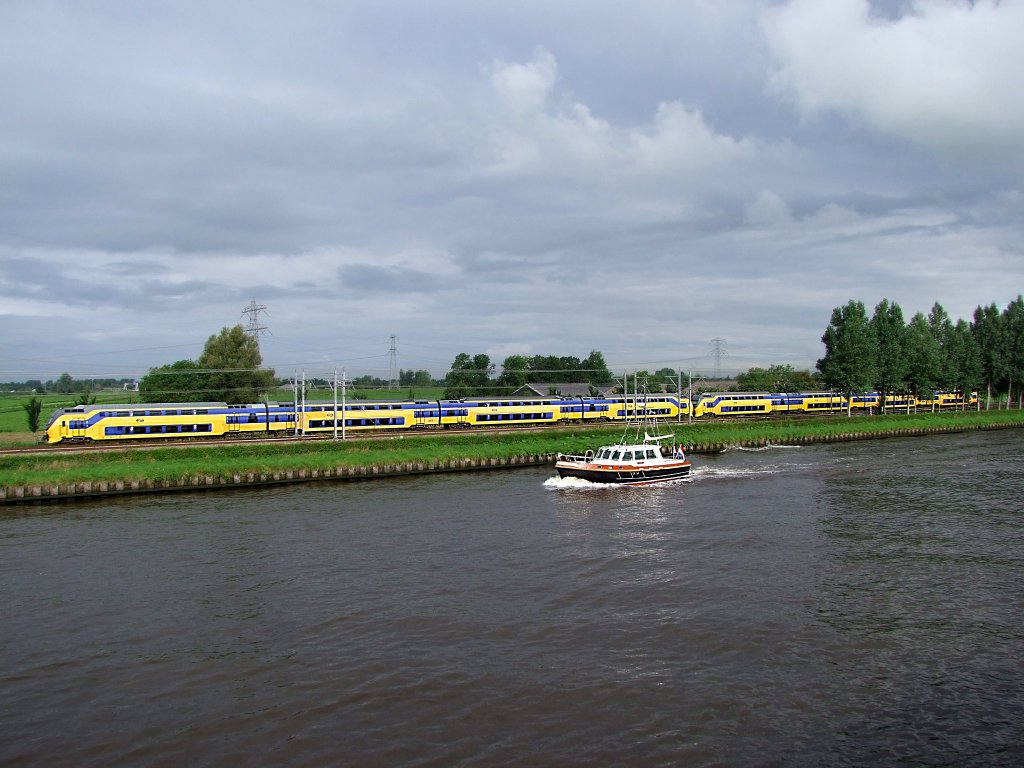 Regiorunner im Doppelpack fhrt entlang des Amsterdam-Rijnkanaal;100903
