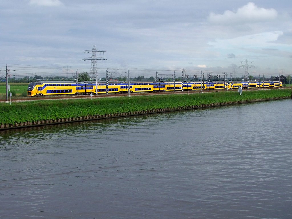 Regiorunner ist entlang des Amsterdam-Rijnkanaal Richtung Niederlndischer Hauptstadt unterwegs;100903