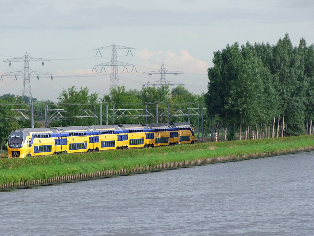 Regiorunner fhrt entlang des Amsterdam-Rijnkanaal der Niederlndischen Hauptstadt entgegen;100903