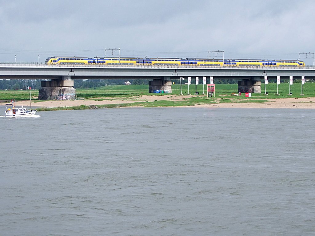 Regiorunnergarnitur auf der 675Meter langen Spoorbrug bei Nijmegen;100829