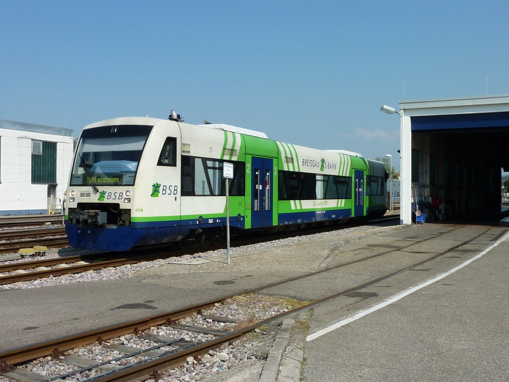 Regioshuttle 016 der Breisgau-S-Bahn am 20.04.2011 in Endingen a.K.