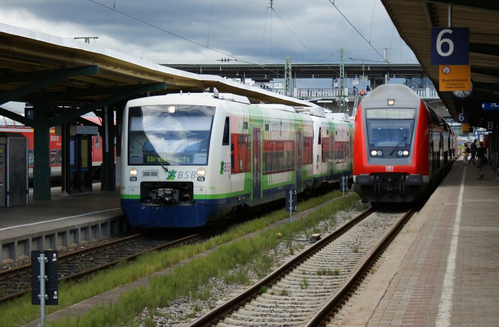 Regioshuttle nach Breisach und RE nach Offenburg in Freiburg am 27.08.2011