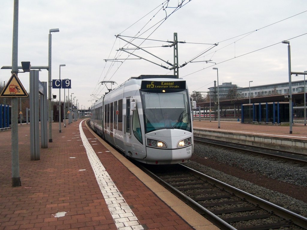 Regiotram 5 (705 der RBK) Richtung Leipziger Strasse bei der Einfahrt in Kassel-Wilhelmshhe (19.11.2011).