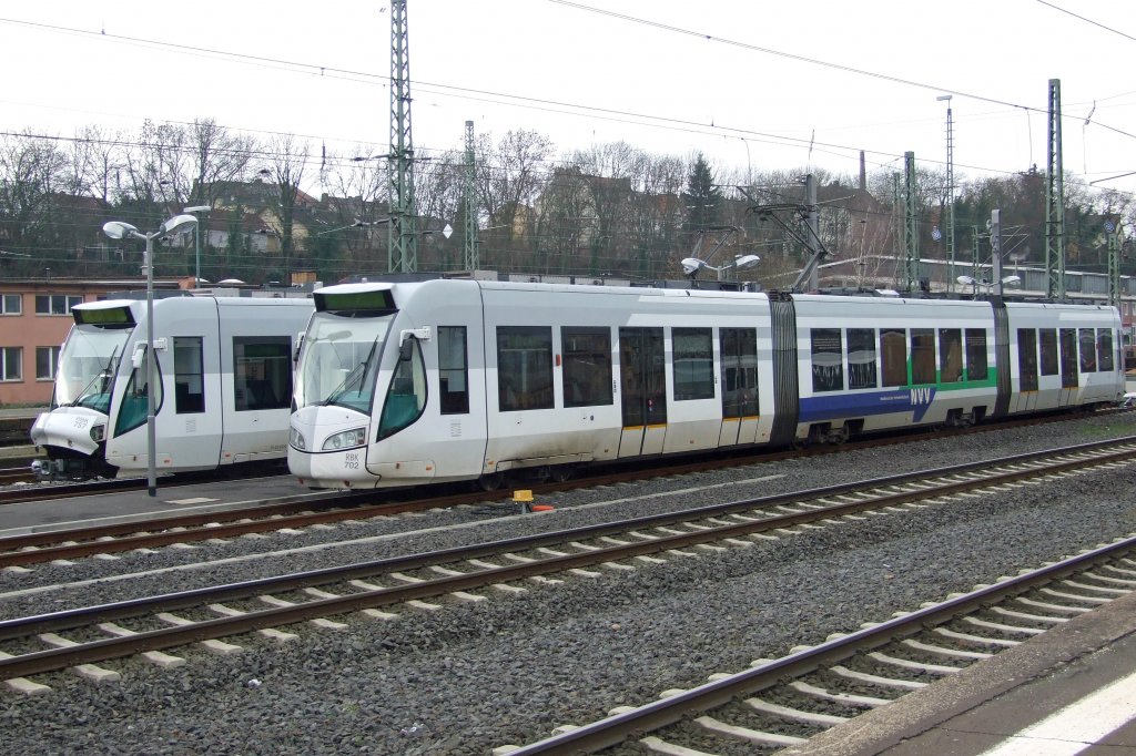 Regiotram Kassel, Wagen 757 und 702 warten am Hauptbahnhof auf nchste Aufgaben (11.01.2012).