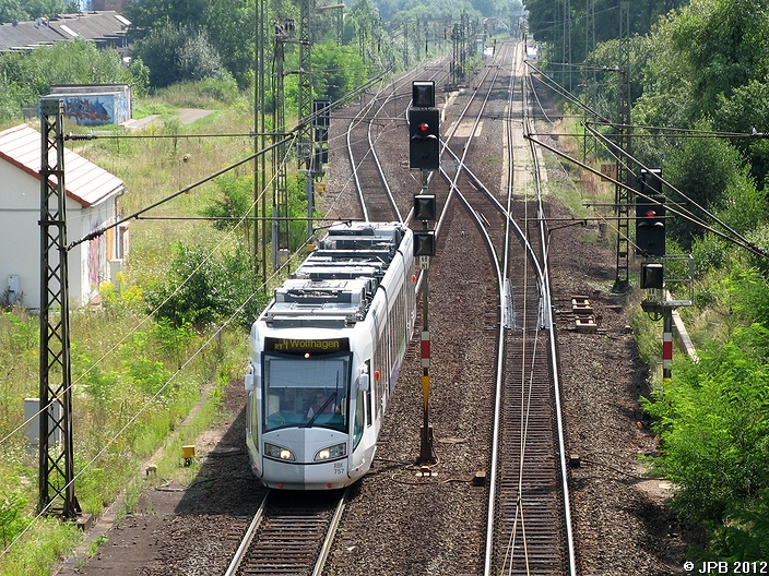 RegioTram nach Wolfhagen (Linie RT4) in Vellmar Obervellmar (Landkreis Kassel) am 15.08.2009. Im Hintergrund Abzw nach Kassel Rbf (und weiter zum Bf Kassel-Wilhelmsh�he) von der Strecke Richtung Kassel Hbf.