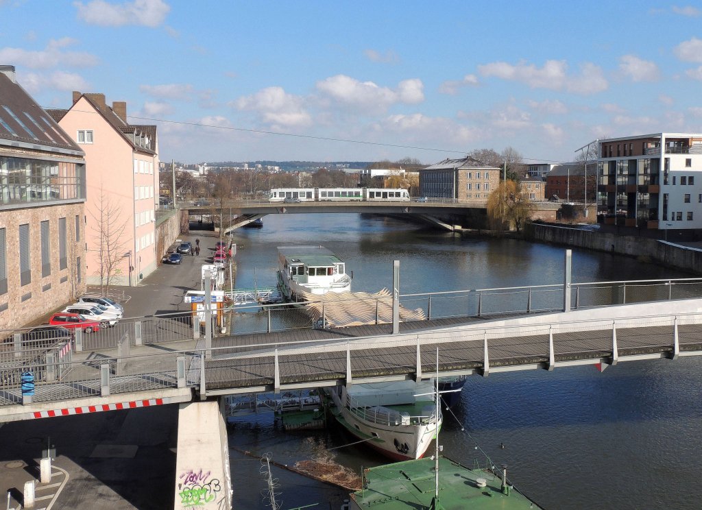 Regiotram berquert die Fulle in Richtung Leipziger Strasse, noch befinden sich die Schiffe im Winterschlaf (10.2.2013).