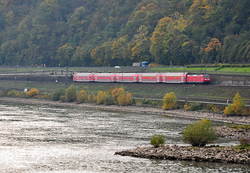 Regiozug mit Dostos entlang des Rheins kurz hinter Remagen Richtung Bonn -  26.10.2010