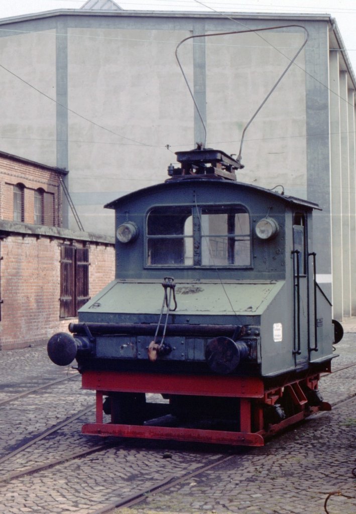 Reh&Co. Werklok AEG 173 aufgenommen in Rehau Juli 1984 (von der Zufahrt). Kurios : Ellokbetrieb nur auf Werksgelnde, Zubringer waren DB Diesellok.