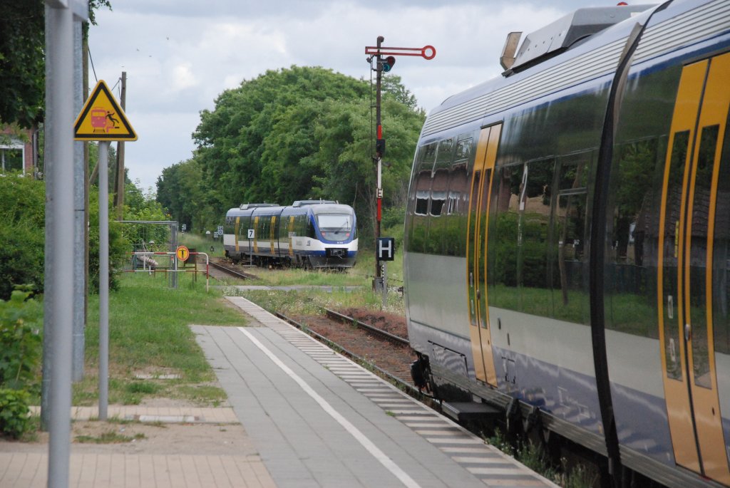 REHFELDE (Landkreis Märkisch-Oderland), 19.06.2010, Bahnhof Rehfelde: vorne VT 643.20 der Niederbarnimer Eisenbahn (NEB) als NE26 nach Berlin-Lichtenberg, im Hintergrund VT 737 bei der Ausfahrt nach Kostrzyn/Polen