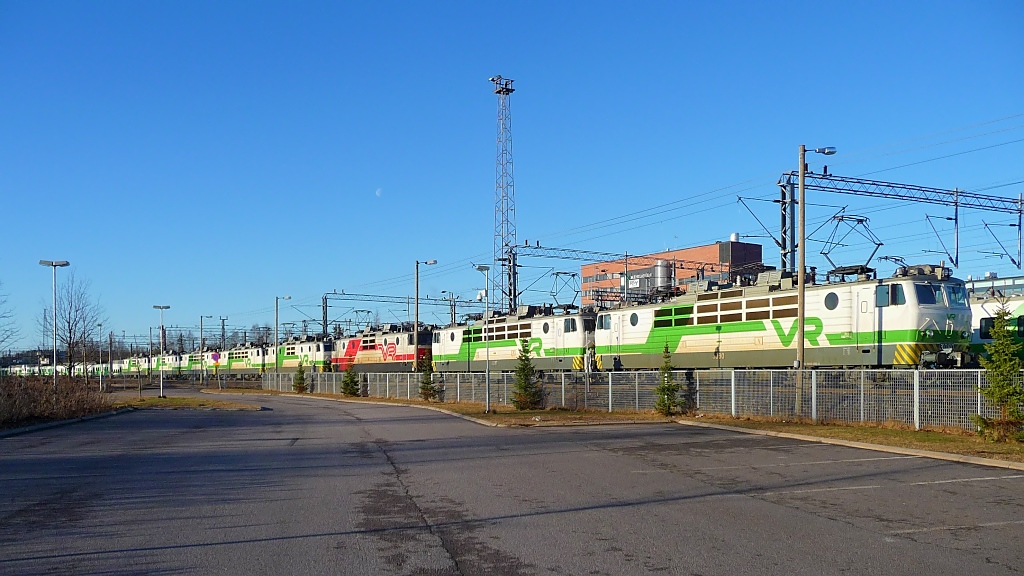 Reihenweise abgestellte E-Loks der VR-Baureihe Sr1 in Riihimki, 1.5.13 