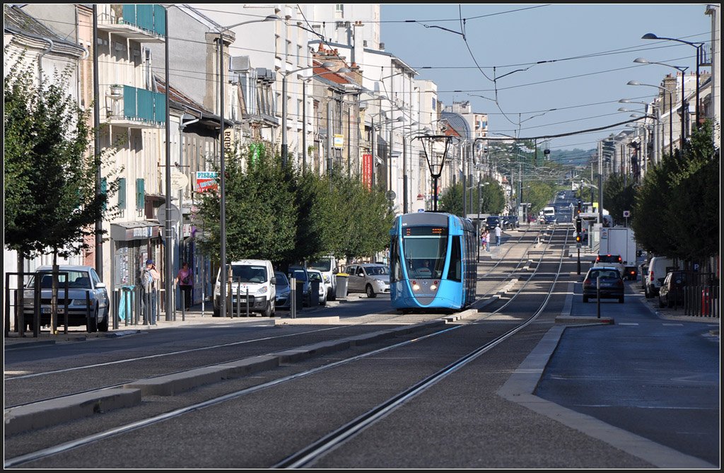 Reims, Avenue de Laon - 

Citadis 105 in Fahrtrichtung Innenstadt zwischen den Stationen  Danton  und  Saint-Thomas . Die Gleise des eigenen Bahnkörpers sind hier, passend zur recht schmalen Straße, asphaltiert. 

24.07.2012 (J)