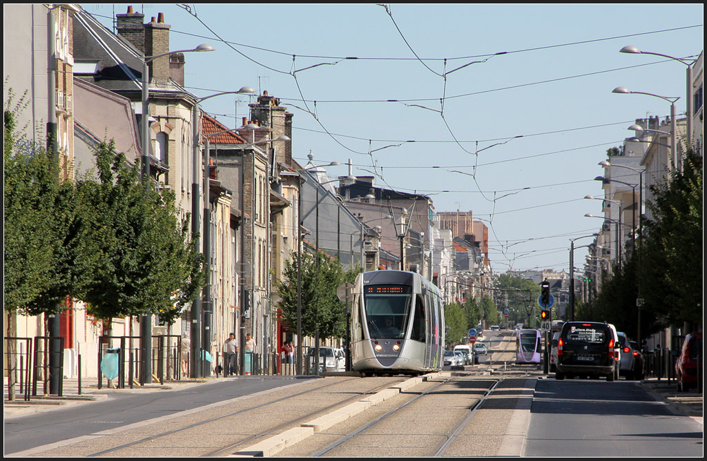 Reims, Avenue de Laon - 

Blick von der Haltestelle  Belges  in Richtung Zentrum mit der Citadis-Bahn 117 in Fahrtrichtung Norden. 

23.07.2012 (M)