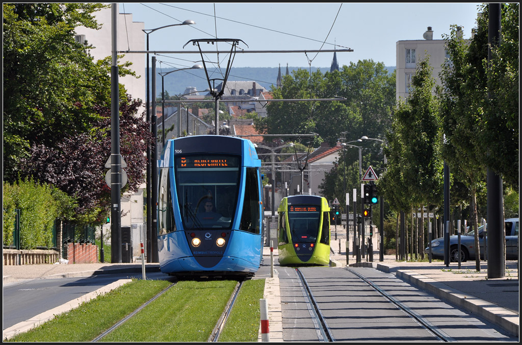 Reims, Rue Docteur Albert Schweizer - 

Begegnung der Citadis-Trams 106 und 108. 

23.07.2012 (J)