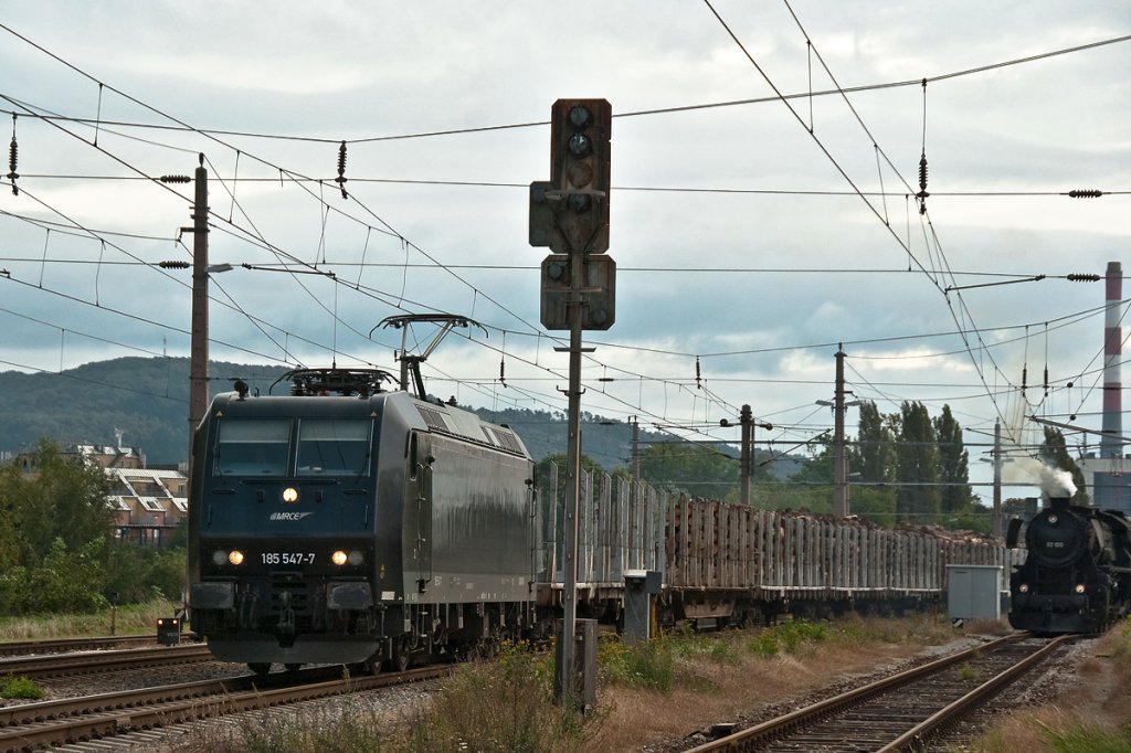 Rein zufllig konnte MRCE 185 547 mit diesem Holzzug in Korneuburg abgelichtet werden. Die Aufnahme entstand am 26.09.2010 um 13:10.