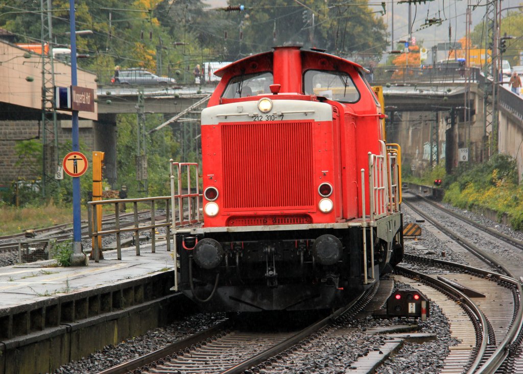 Reinigungszug 212 310-7 am 16.10.2012 in Wuppertal Hbf