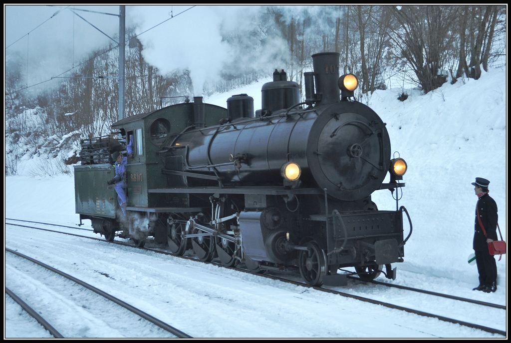 Reise im Dampfzug mit Cl Ferrovia und Linard Bardill ins Lichterland.
Cl Ferrovia, der geschichten erzhlende Kondukteur und der Liedermacher Linard Bardill erwarten die Kinder in der Rheinschlucht in Valendas-Sagogn. Dort wechselt die G 4/5 107  Albula  fr die Rckfahrt auf die andere Zugsseite. (15.12.2012)