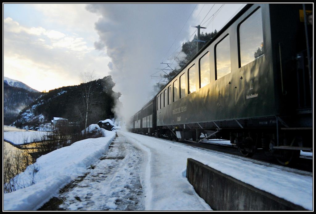 Reise im Dampfzug mit Cl Ferrovia und Linard Bardill ins Lichterland.
Bei Trin. (15.12.2012)