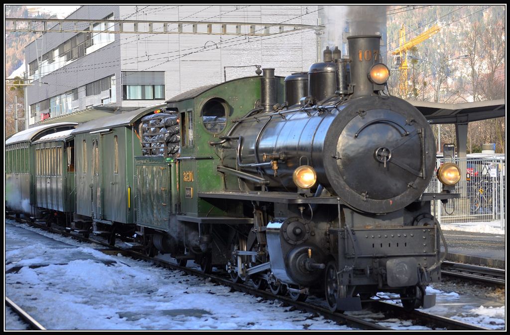 Reise im Dampfzug mit Cl Ferrovia und Linard Bardill ins Lichterland.
G 4/5 107  Albula  kurz vor Abfahrt nach Valendas-Sagogn in Landquart. (15.12.2012)