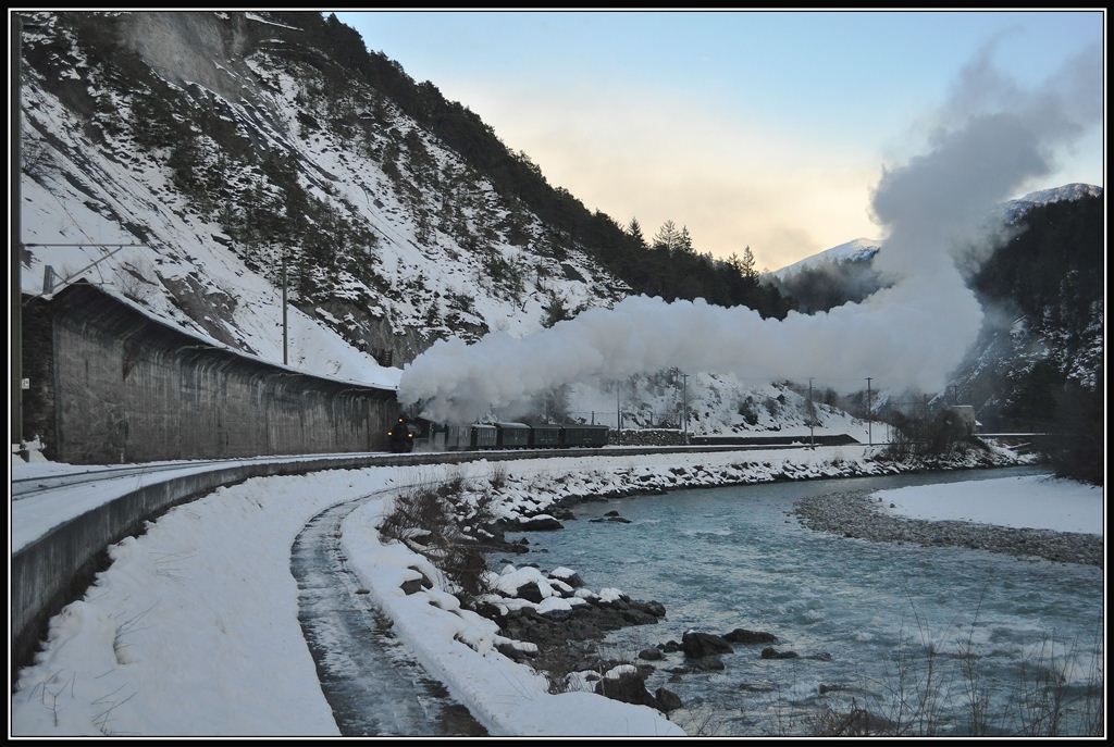 Reise im Dampfzug mit Cl Ferrovia und Linard Bardill ins Lichterland.
Bei Trin. (15.12.2012)