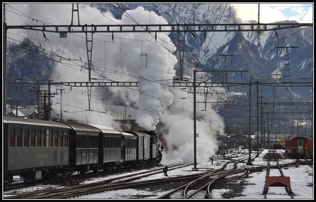 Reise im Dampfzug mit Cl Ferrovia und Linard Bardill ins Lichterland. Viel Dampf in Landquart. (15.12.2012)
