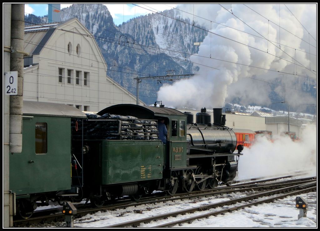 Reise im Dampfzug mit Cl Ferrovia und Linard Bardill ins Lichterland.
G 4/5 197  Albula  in Landquart. (15.012.2012)