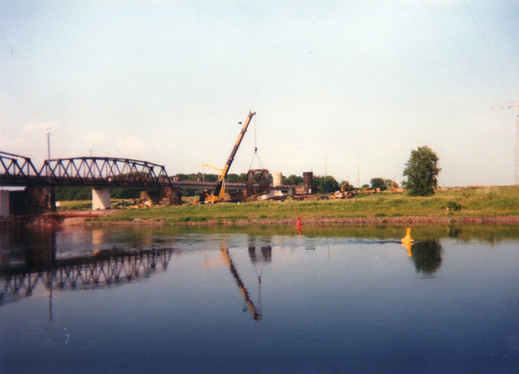 Reise in die Vergangenheit: 1997 - Die neue Eisenbahnbrcke Torgau wurde fertiggestellt. Nun beginnt die Demontage der alten Brcke.
(c) by Vico Schulze (Fotoscan)