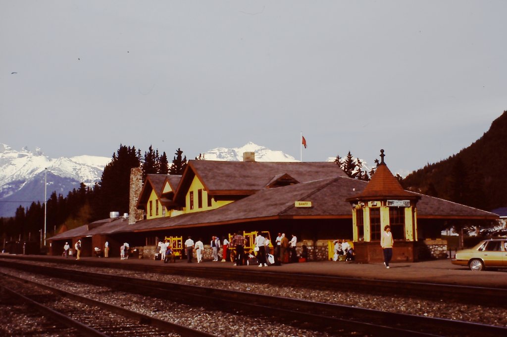 Reisende warten am 25. Mai 1986 im Bahnhof Banff (Alberta) auf den  Canadian  nach Vancouver.