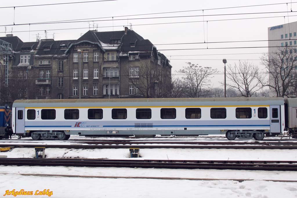 Reisezugwagen 1-kl. der PKP-Intercity (Reko auf Basis Z2 Bautzen), A9mnouz 61 51 19-70 222-8, Poznań Głwny, 19.02.2010 