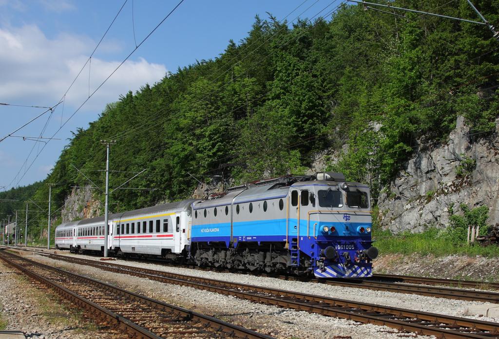 Reko Hz Elektrolok 1061.005 fhrt mit Express nach Rijeka am 25.10.2011
in den Bergbahnhof Lokve ein.