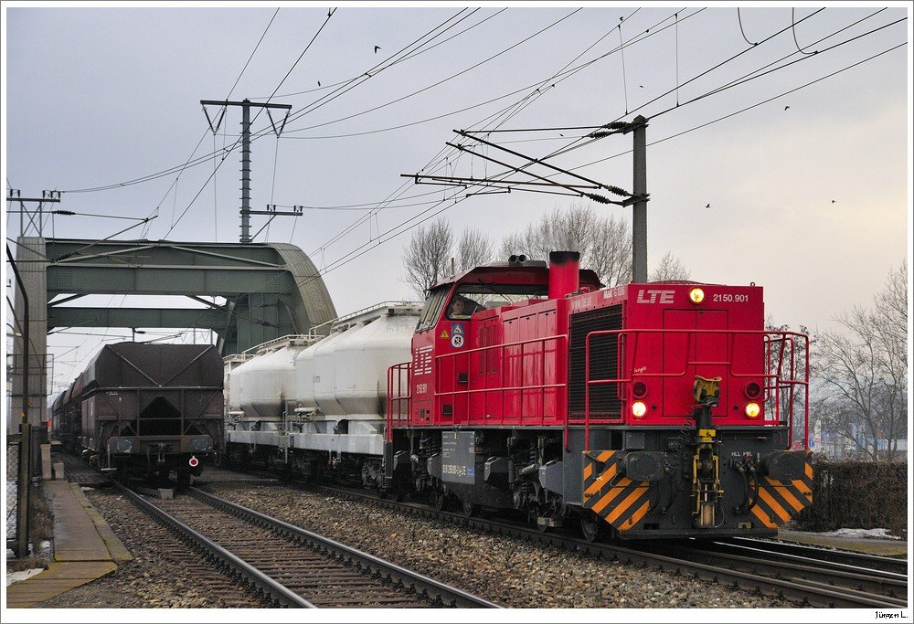 Relativ neu sind die Leistungen der LTE zwischen Liesing und Waldm�hle. In diesem Rahmen kommt es Freitags auch zu einer Fahrt von Lg nach Devinska Nova Ves (47617, Lg ab 15:47). Hier die 2150.901 auf der Donaukanalbr�cke bei Wien/Erdbergerl�nde, 19.2.2010.
