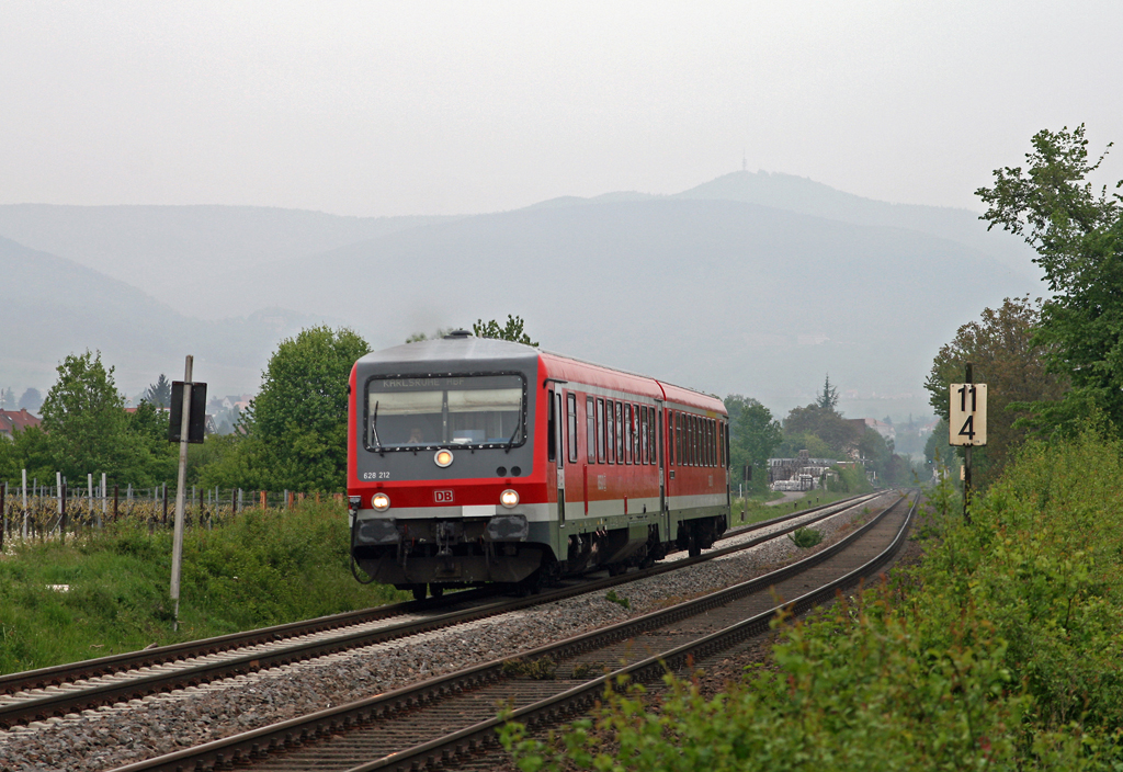 Relativ trb begann der 08. Mai 2010, als der Ludwigshafener 628 212 als RB 18525 von Neustadt (Weinstrae) nach Karlsruhe aus dem Haltepunkt von Edesheim beschleunigte. Im Hintergrund ist der Pflzer Wald zu erkennen, das grte zusammenhngende Waldgebiet in Deutschland.
