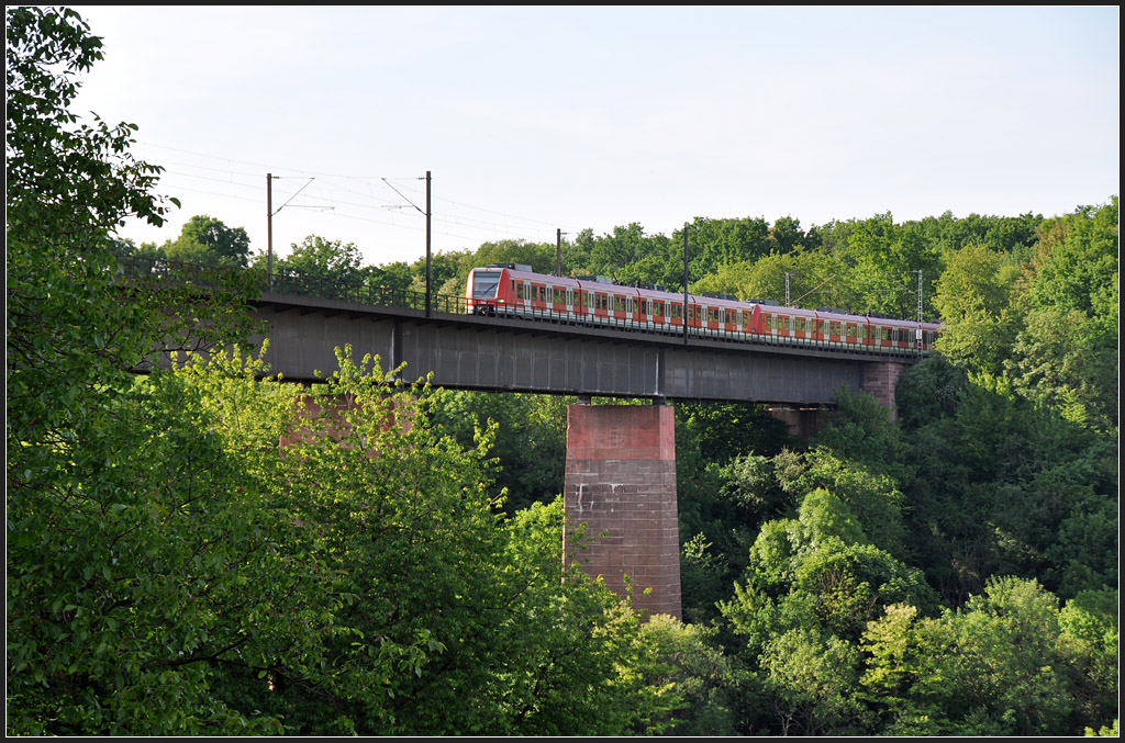 Remstalviadukt - 

Ein S-Bahntriebzug der BR 423 auf der Linie S3 überquert auf der Talbrücke nördlich von Waiblingen das Remstal. 

20.05.2011 (J)
