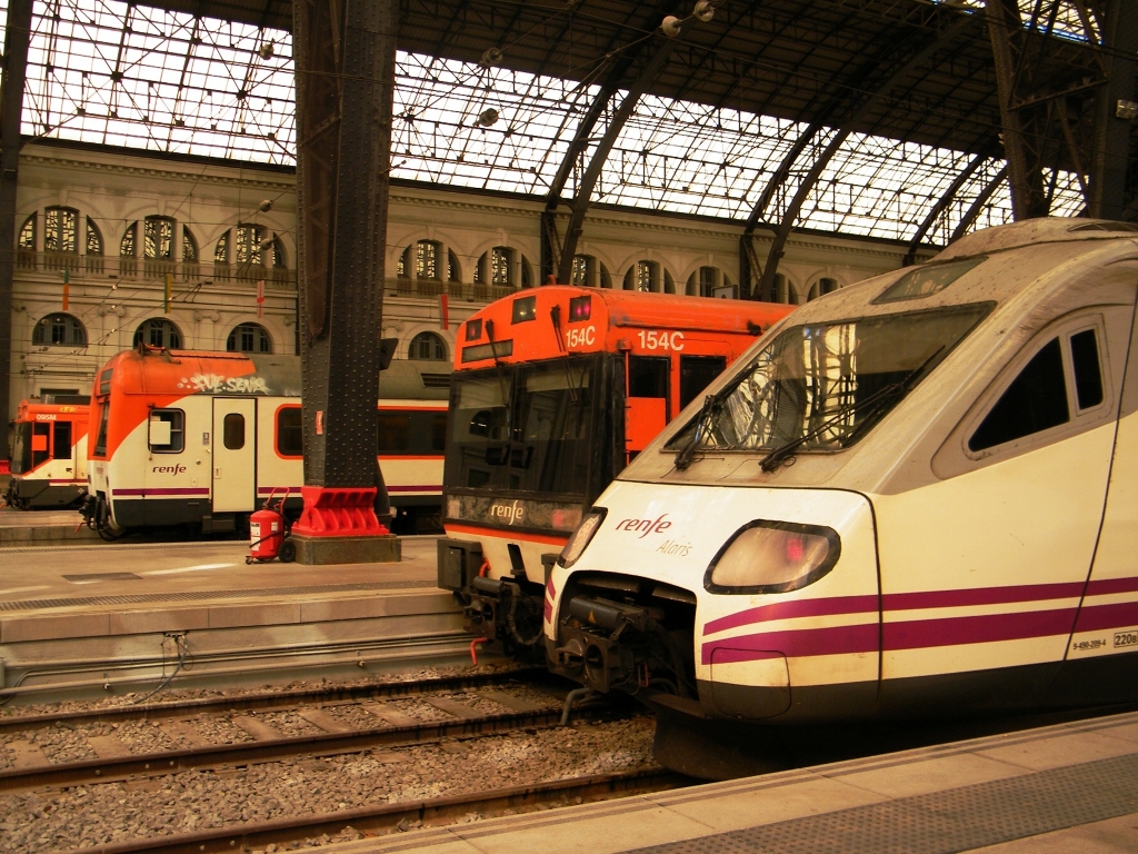 Renfe 095M, 448 006, 154C und 490 209 warten am Bahnhof Franca (Estacio de Franca), in Barcelona, am 30. 04. 2012.