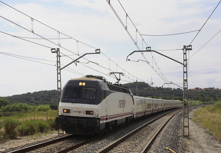 RENFE 252 043 Altafulla-Tamarit 02.09.2010
auf der klassichen Mittelmeer-Route nach Barcelona ist dieser RENEFE-Zug mit seinem Talgo unterwegs
