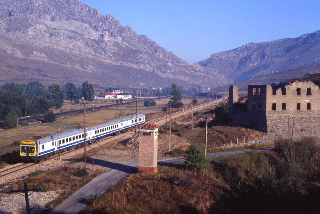 RENFE 444 014, Villamanin, Línea de ferrocarril León - Gijón, 17.09.1991.
