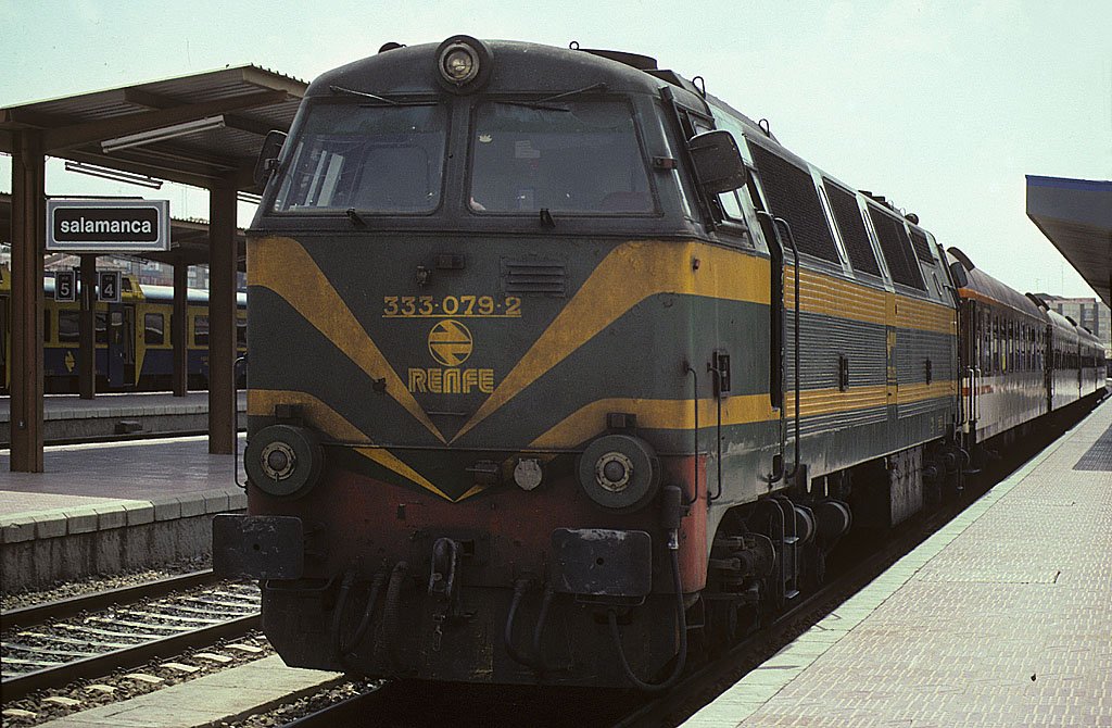 RENFE BR 333 079-2 ist soeben mit Regionalzug aus Avila in Salamanca eingetroffen, Juli 1992, HQ-Scan ab Dia.