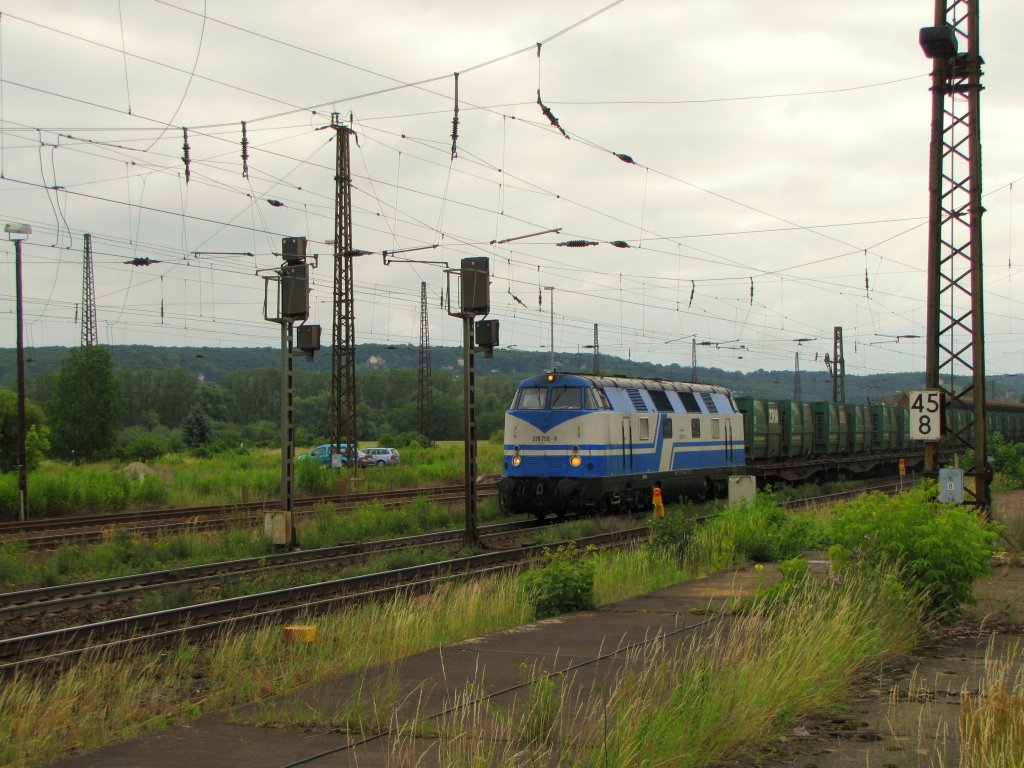 Rennsteigbahn 228 758-9 (92 80 1228 758-9 D-RSBG) mit leeren Mllwagen auf der Fahrt von Grokorbetha nach Ilmenau, am 26.06.2012 in Naumburg (S) Hbf.
