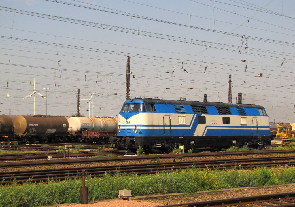 Rennsteigbahn 228 758-9 in Grokorbetha. Die Lok bernimmt spter den Mllzug nach Ilmenau; 26.08.2011