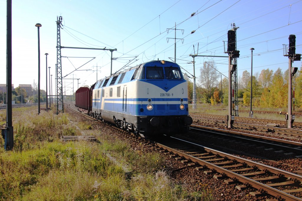Rennsteigbahn 228 758 mit einem  Anhngsel  fhrt am 17.10.2011 durch den Bahnhof Berlin Schnefeld.