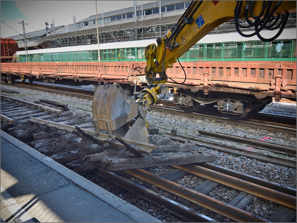 Renovierung von Gleis 3 in Konstanz. Noch ein gekonnter Griff zerlegt die Reste von Gleis 3. April 2013. 