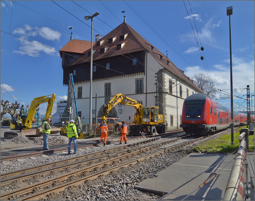 Renovierung von Gleis 3 in Konstanz vor historischer Kulisse. Die Schwarzwaldbahn passiert gerade die Baustelle neben dem Konstanzer Konzilsgebude. April 2013 