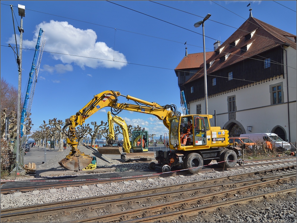 Renovierung mit Seeblick - an Gleis 3 vor historischer Kulisse in Konstanz. April 2013. 