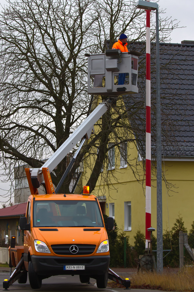 Reparatur der Bahnbergangs Beleuchtung  mit Hilfe der Lkw-Arbeitsbhne Bison Palfinger TA 14.B - 19.12.2011