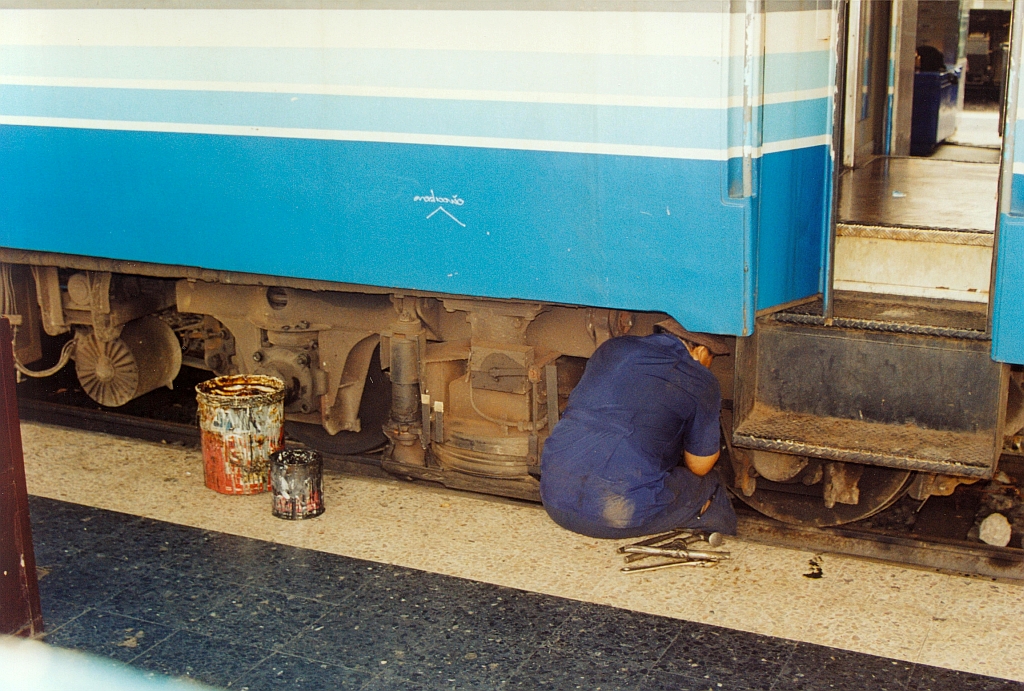 Reparaturarbeiten an der Bremse am 22.September 2004 im Bf. Hua Lamphong. (Scan vom Fotopositiv) 

