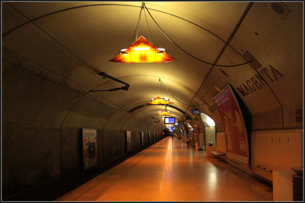 RER E, Magenta - 

Blick in eines der beiden Seitenschiffe der viergleisigen Station Magenta in Paris. 

19.07.2012 (M)