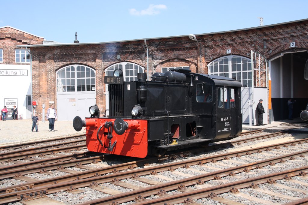 Resie 12 alias 100 547-9 vor dem Hist. Lokschuppen in Wittenberge am 4.Mai 2013.